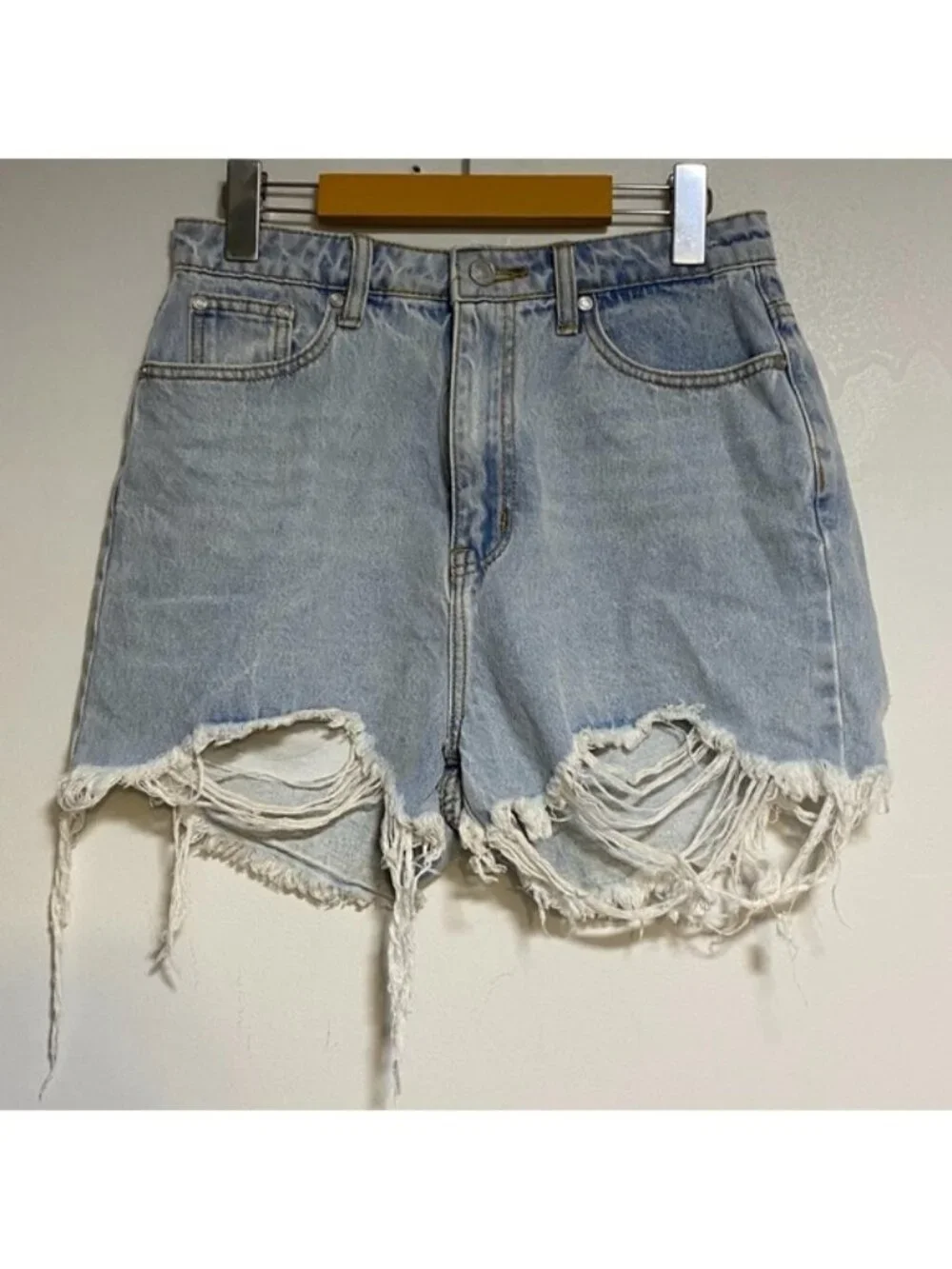 Missguided Distressed Light Wash Denim Shorts – US 6 / UK 10 – Frayed Hem